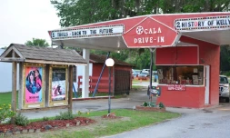 L'entrée du drive-in Ocala en Floride le 25 avril 2020