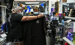 Des touristes dans un magasin dédié à l'espace près du centre spatial Kennedy en Floride, le 27 août 2022