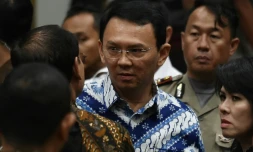Le gouverneur chrétien de Jakarta Basuki Tjahaja Purnama parle à ses avocats après avoir été condamné à deux ans de prison pour blasphème à Jakarta le 9 mai 2017