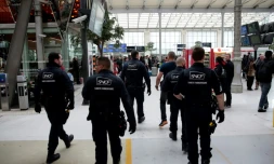 Des agents de la sûreté ferroviaire de la SNCF patrouillent dans la gare du Nord à Paris, le 22 avril 2017