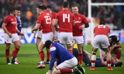 Le Français Arthur Iturria à genou comme le XV de France battu par le pays de Galles pour l'ouverture du Tournoi des six nations, le 1er février 2019 au Stade de France à Saint-Denis   