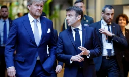 Le président français Emmanuel Macron (c) et le roi des Pays-Bas Willem-Alexander (g) visitent un laboratoire de physique quantique de l'université d'Amsterdam, le 12 avril 2023