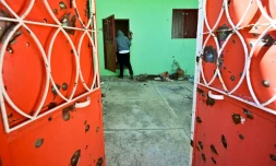 Un homme entre dans une maison pillée par des membres d'une organisation criminelle dans la ville de Jerez de Garcia Salinas, dans l'Etat de Zacatecas, au Mexique, le 14 mars 2022