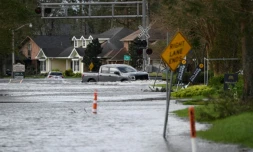 Un pick-up conduit dans une rue inondée de Destrehan, en Louisiane, le 30 août 2021