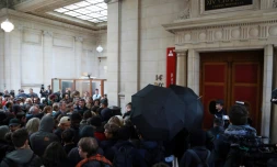 Des personnes se réunissent devant la salle d'audience du palais de justice de Paris le 19 septembre 2017