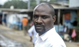 L'écrivain gabonais Janis Otsiemi dans le quartier des Charbonnages à Libreville, le 23 septembre 2015