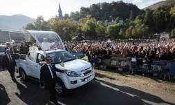 Le pape Léon XIV arrive en papapamobile pour célébrer une messe sur la prairie du sanctuaire marial de Lourdes, dans les Hautes-Pyrénées, le 27 septembre 2026