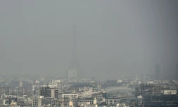 Photo de la pollution sur la Tour Eiffel et de Paris prise le 18 mars 2015