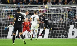 L'attaquant de l'Argentine Lucas Alario (d) buteur lors du match nul 2-2 face à l'Allemagne à Dortmund le 9 octobre 2019