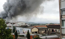 De la fumée s'échappe de l'usine Aubert et Duval à Pamiers le 10 septembre 2021