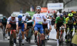 La joie du Français Mathieu Burgaudeau, vainqueur de la 6e étape de Paris-Nice, disputée entre Courthezon et Aubagne, le 11 mars 2022