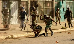 Un soldat tire en direction de manifestants de l'opposition à Harare, le 1er août 2018. 