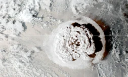 Image satellite de l'éruption du volcan Hunga-Tonga-Hunga-Haa'pai aux Tonga , le 15 janvier 2022