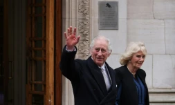 Le roi Charles III (g) et son épouse Camilla, à la sortie d'une clinique à Londres, le 29 janvier 2024