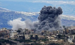 La fumée de bombardements israéliens sur le village de Khiam, dans le sud du Liban, le 4 mars 2026