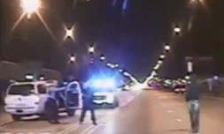 Photo extraite d'une vidéo diffusée par la police de Chicago le 24 novembre 2015 montrant Laquan McDonald marchant avant qu'un policier lui tire dessus à Chicago le 24 octobre 2014 