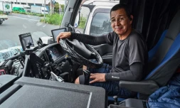 Le chauffeur routier Fujio Uemura au volant de son camion dans une zone industrielle de Kawasaki, le 4 septembre 2024 au Japon