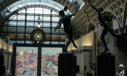 L'affiche officielle des Jeux olympiques et paralympiques de Paris a été dévoilée le 4 mars 2024 au Musée d'Orsay. Elle est l'oeuvre de l'illustrateur Ugo Mattoni, qui évoque un "pari surréaliste"