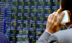 Un écran montrant l'évolution des indices de la Bourse de Tokyo le 23 mars 2018. Le Nikkei est tombé au plas bas sur fond de craintes de guerre commerciale
