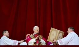 L'Américain Robert Francis Prevost, 69 ans, est devenu jeudi le premier pape venant des Etats-Unis de l'Histoire, sous le nom de Léon XIV, et est apparu face à une foule en liesse place Saint-Pierre au Vatican le 8 mai 2025