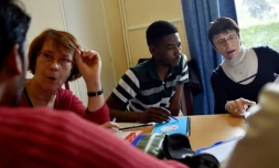 Des cours de français donnés par des bénévoles à des migrants le 4 janvier 2017 à Saint-Brévin