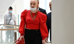 Mila, menacée de mort pour ses diatribes contre l'islam, arrive au tribunal de Paris, le 3 juin 2021