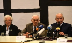 D'anciens prisonniers survivants d'Auschwitz, Erna de Vries, Justin Sonder et Leon Schwarzbaum lors d'une conférence le 10 février 2016 à Detmold en Allemagne à la veille du procès de Reinhold Hanning, ancien gardien du camp 