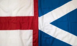 Photo pris le 24 mars 2017 à Chesterfield, en Angleterre, mélangeant à gauche le drapeau de l'Angleterre et à droite celui de l'Ecosse