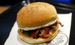 Un hamburger au restaurant "Big Fernand" Ă Paris, le 18 mars 2015