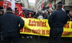 Des militants CGT manifestent le 16 octobre 2015 en face des locaux du Medef à Paris où ont lieu des négociations sur l'avenir des retraites complémentaires