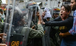 Amelia Belisario, député de l'opposition, se heurte aux forces de la garde nationale lors d'une manifestation devant la Cour suprême, le 30 mars 2017 à Caracas