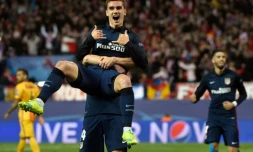 La joie de l'attaquant français Antoine Griezmann, auteur d'un doublé face au FC Barcelone en quart de finale retour de la Ligue des champions, le 13 avril 2017 à Vicente Calderon