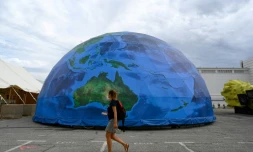 Une passante devant une maquette, à Marseille, le 3 septembre 2021, jour d'ouverture du congrès de l'UICN
