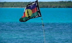 Le drapeau indépendantiste Kanak s'agitant dans le vent sur la baie de Saint-Maurice, en Nouvelle-Calédonie le 17 mai 2021