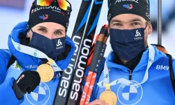 Les Français Julia Simon et Antonin Guigonnat posent avec leurs médailles d'or aprÚs avoir remporté l'épreuve du relais mixte simple aux Championnats du monde de biathlon, le 18 février 2021 à Pokljuka (Slovénie)