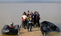 Les plongeurs de l'école militaire de Carthagène se préparent à rechercher des victimes à la lagune de L'Albufera, près de Valence, dans l'est de l'Espagne, le 7 novembre 2024