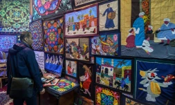 Un homme contemple des khayamiya égyptiens (patchworks) dans une boutique du Caire, le 18 décembre 2018