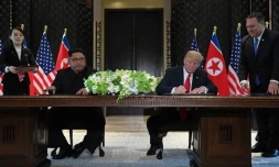 Le président américain Donald Trump et le dirigeant nord-coréen Kim Jong-un signe un accord sur une dénucléarisation de la péninsule nord-coréenne le 12 juin 2018 à Singapour