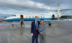 L'émissaire américain pour l'Iran Brian Hook accueille en Suisse l'étudiant américain Xiyue Wang après sa libération par Téhéran, le 7 décembre 2019