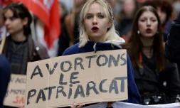 Une manifestante lors d'un rassemblement à Paris pour défendre le droit à l'avortement, le 28 septembre 2024