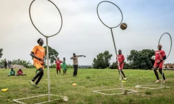 Entraînement de "Quidditch", le sport de Harry Potter, renommé "quadball", à Katwadde, en Ouganda, le 8 janvier 2026