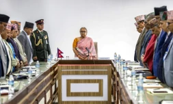 La nouvelle Première ministre du Népal Sushila Karki (C) lors d'une minute de silence observée en mémoire des victimes des émeutes meurtrières à Katmandou qui ont fait au moins 72 morts, le 14 septembre 2025 à Katmandou