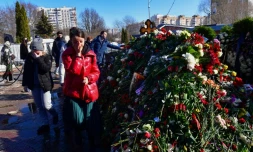 Des Russes défilent pour se recueillir devant la tombe d'Alexeï Navalny, principal détracteur de Vladimir Poutine mort en prison, le 3 mars 2024 à Moscou