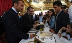 Le président Emmanuel Macron (G) rencontre des jeunes visiteurs à l'Elysée, lors des journées du patrimoine, le 15 septembre 2018