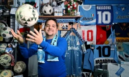 Massimo Vignati joue avec le ballon du match Naples-Juventus en mars 1990 dans son musée "Maradona", le 20 novembre 2019 à Naples