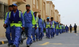 Des travailleurs immigrés de retour d'un site de construction du Mondial 2022 au Qatar, le 4 mai 2015 à Doha