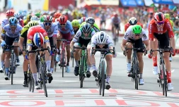 Le Néerlandais Fabio Jakobsen (g) s'impose au sprint lors de la 4e étape du Tour d'Espagne le 27 août 2019