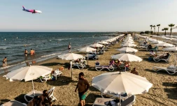 Un Airbus de la compagnie Wizz Air, en approche d'atterrissage, survole la plage de Larcana, le 1er août 2020 à Chypre