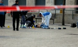 Des policiers autour du corps d'un palestinien tué par les forces de l'ordre près de la Vieille Ville de Jérusalem, le 26 décembre 2015