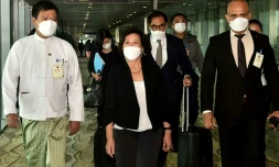 Photo fournie le 16 août 2022 par le service d'information militaire birman de l'émissaire des Nations unies pour la Birmanie, Noeleen Heyzer (c) à son arrivée à l'aéroport de Rangoun